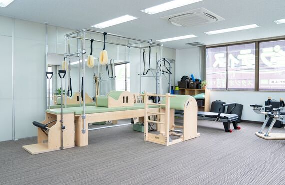 専用機械を使った効率的なエクササイズをご提供 | 高品質な器具を用いてピラティスレッスンを行う香椎のスタジオ結